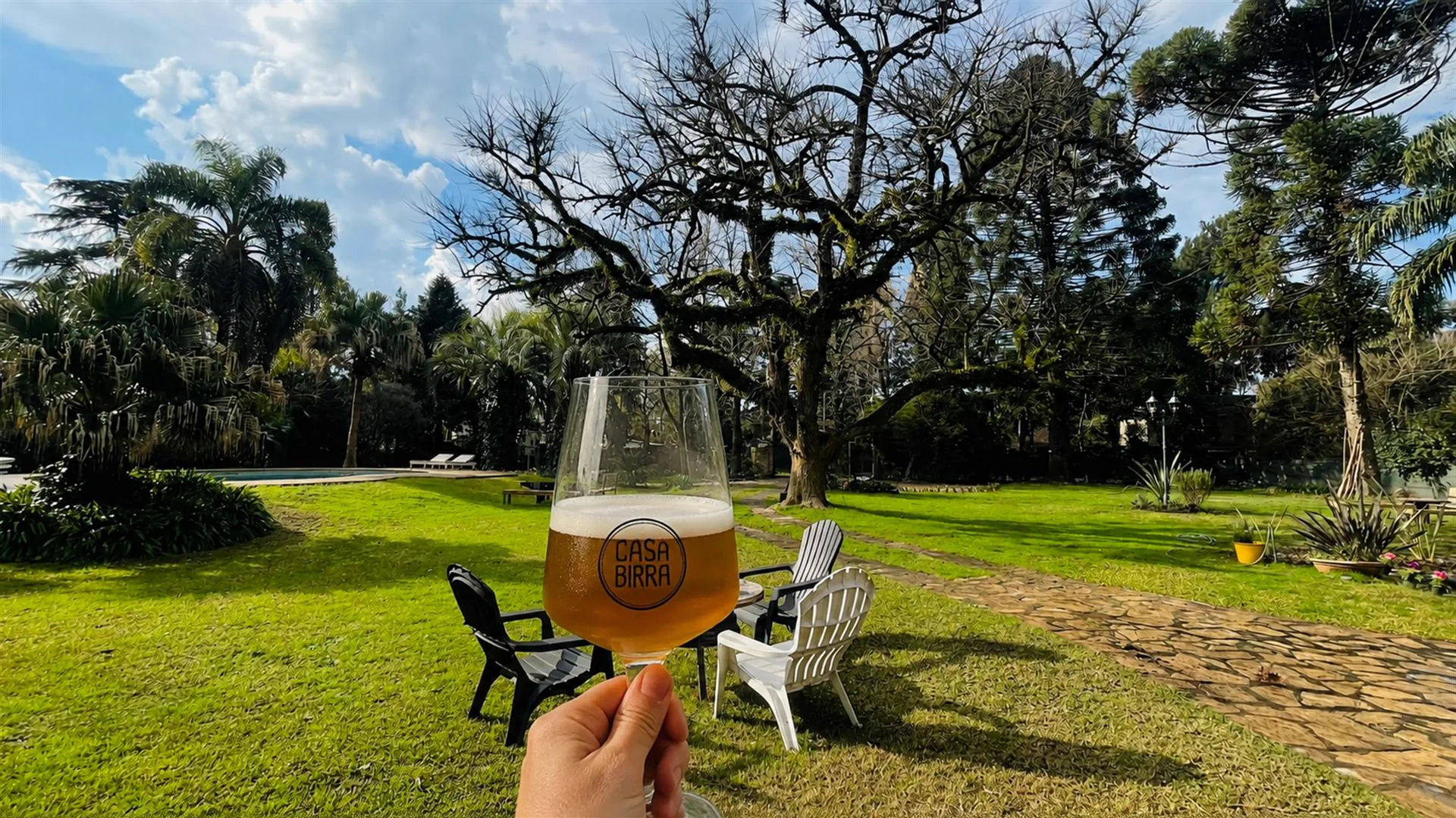 Copa de cerveza artesanal Casa Birra en el jardín