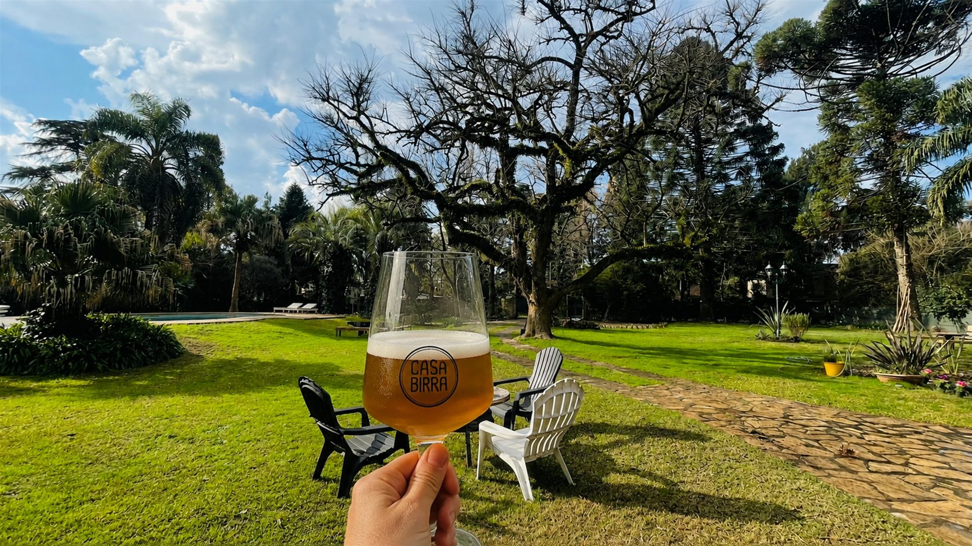Copa de cerveza artesanal Casa Birra en el jardín