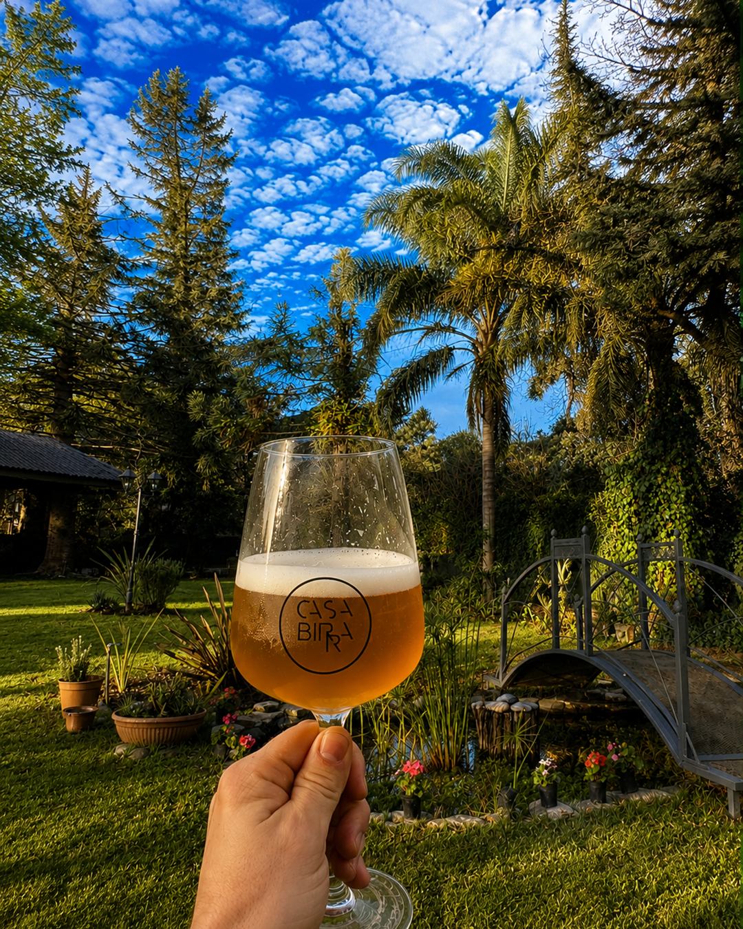 Cerveza artesanal Casa Birra junto al estanque del jardín