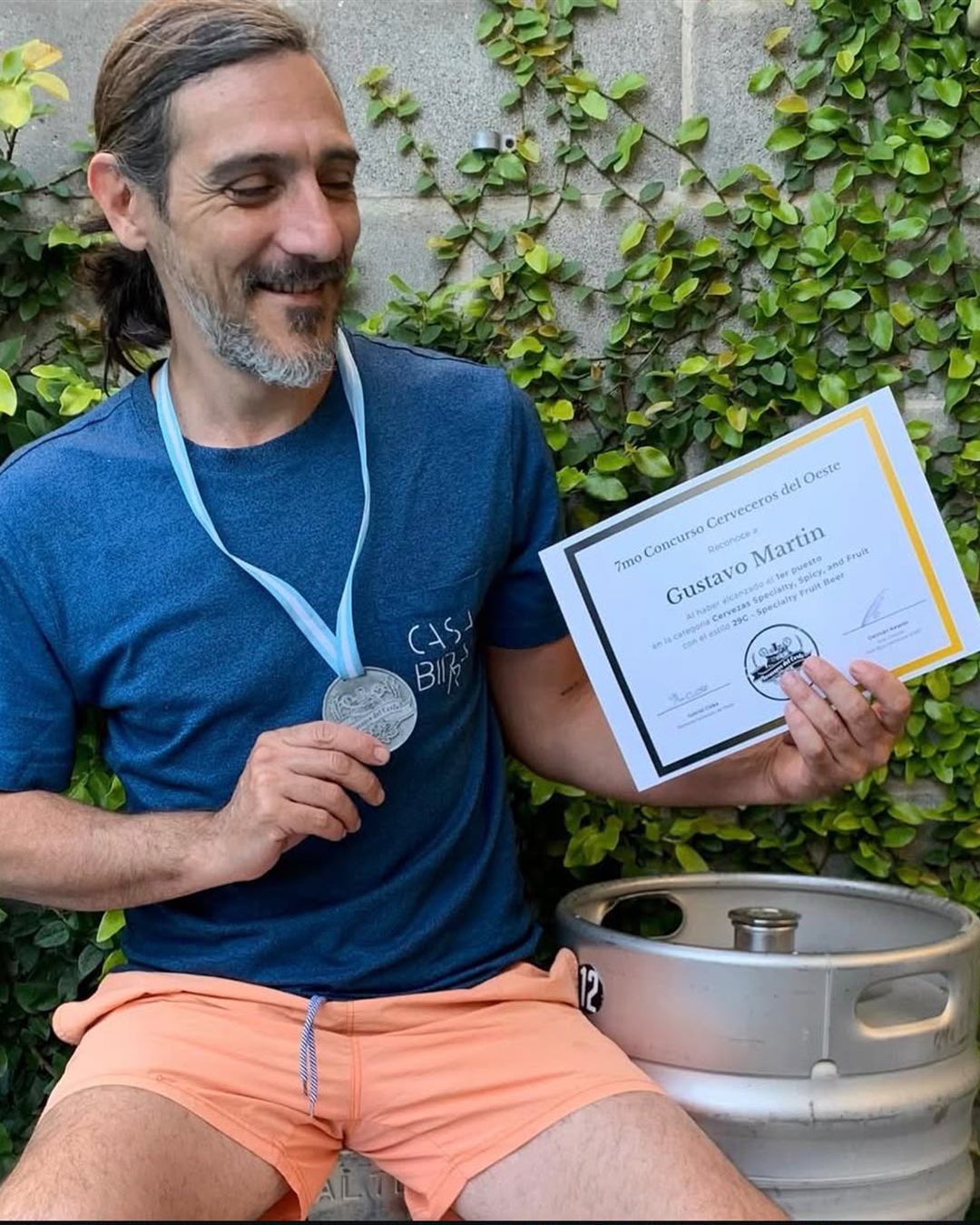 Gustavo, de Casa Birra, con su medalla y certificado del 7mo Concurso Cerveceros del Oeste