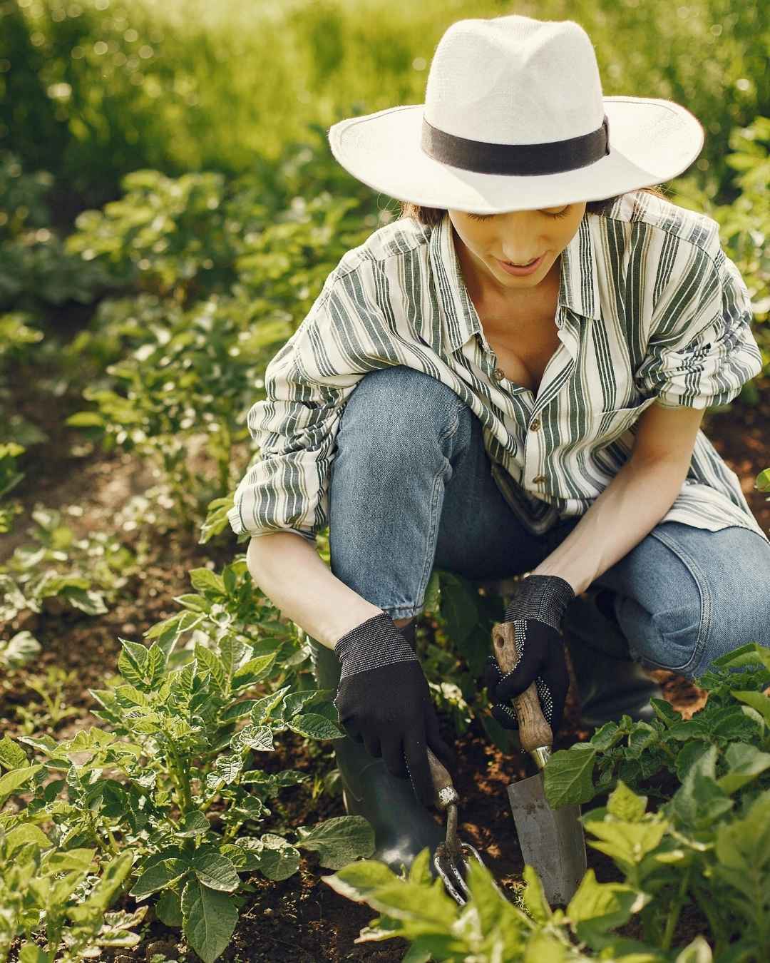 Trabajando la tierra en la huerta de Sendero Leloir