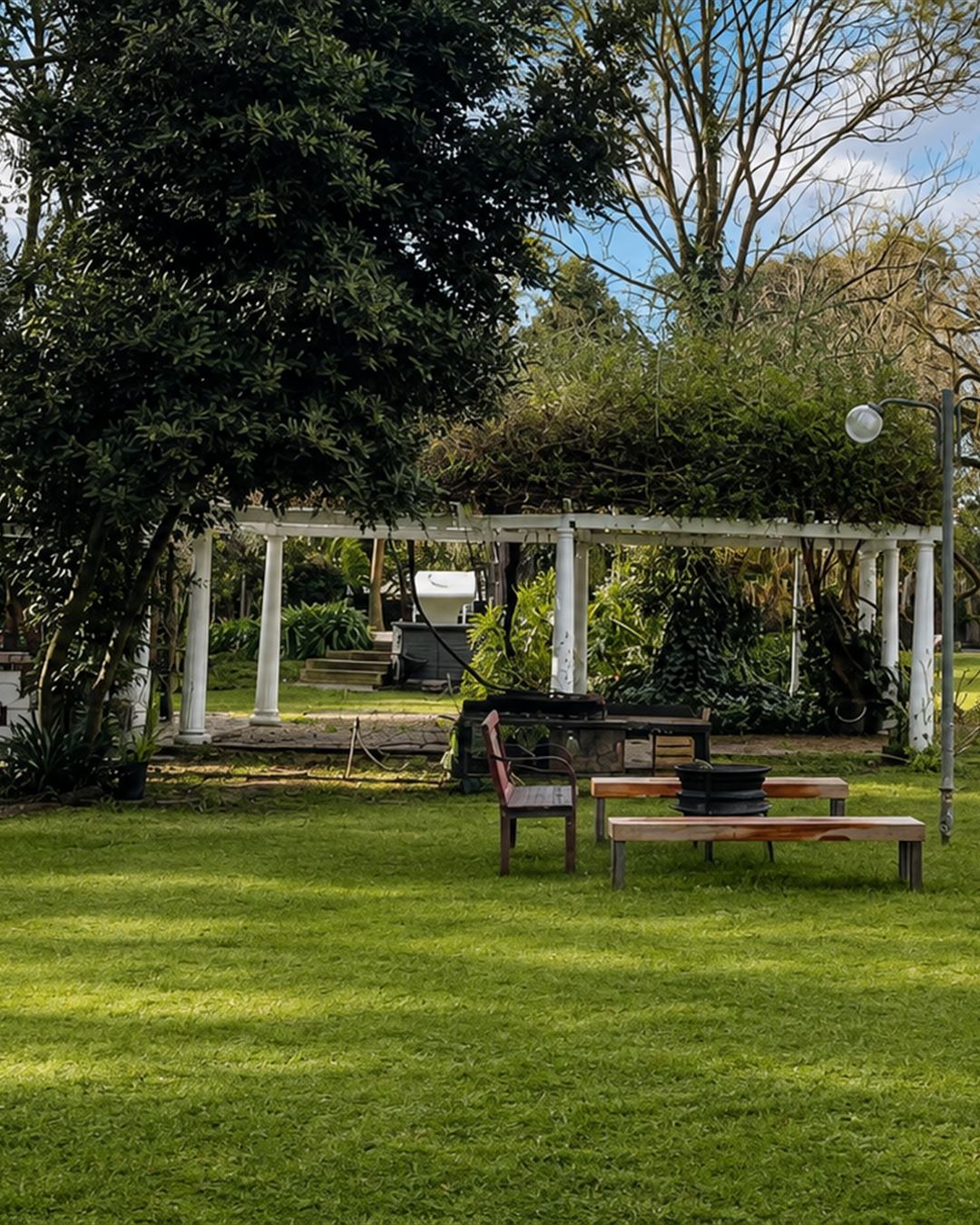 Pérgola con fogonero en Sendero Leloir