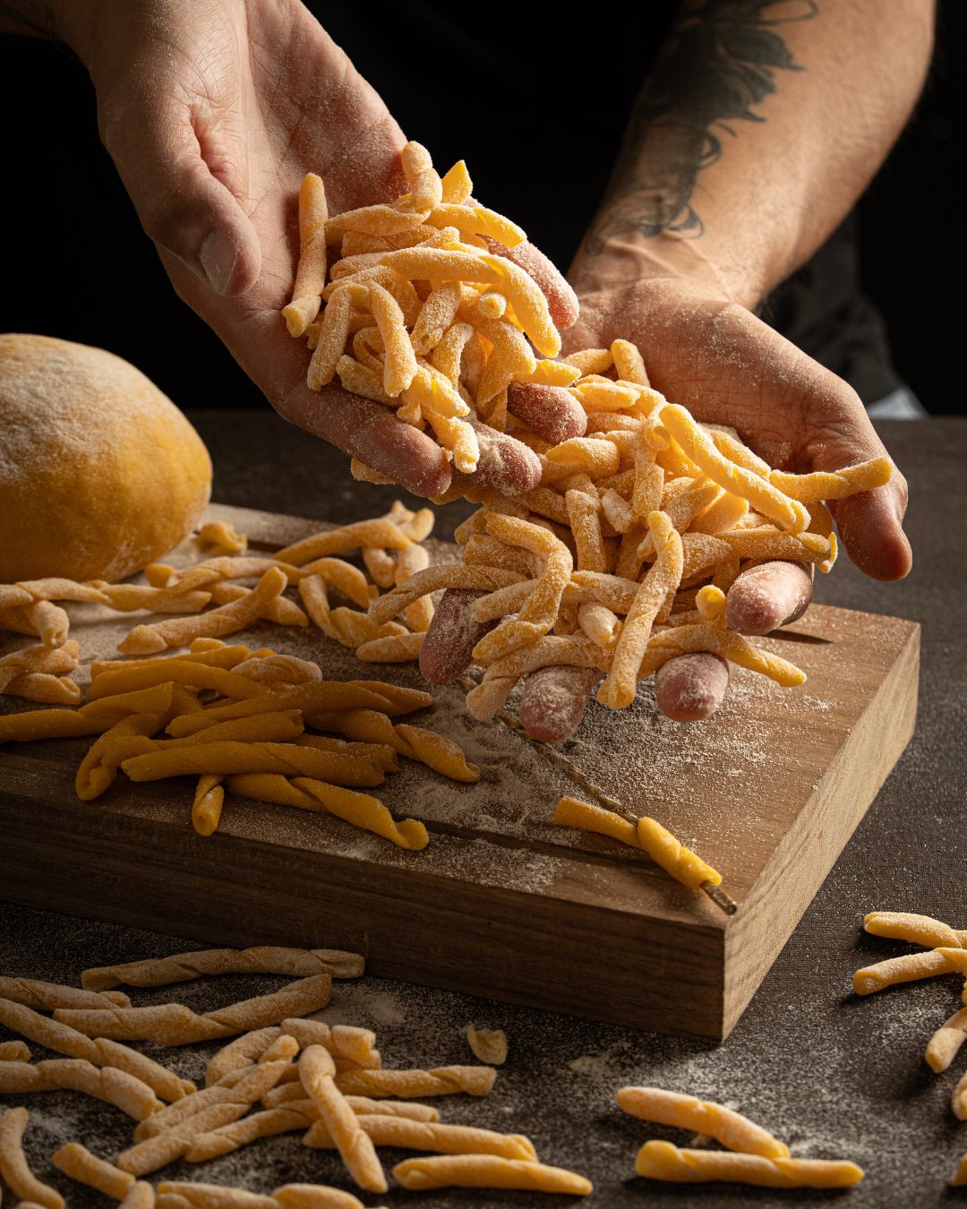 Manos amasando pasta fresca en Sendero Leloir