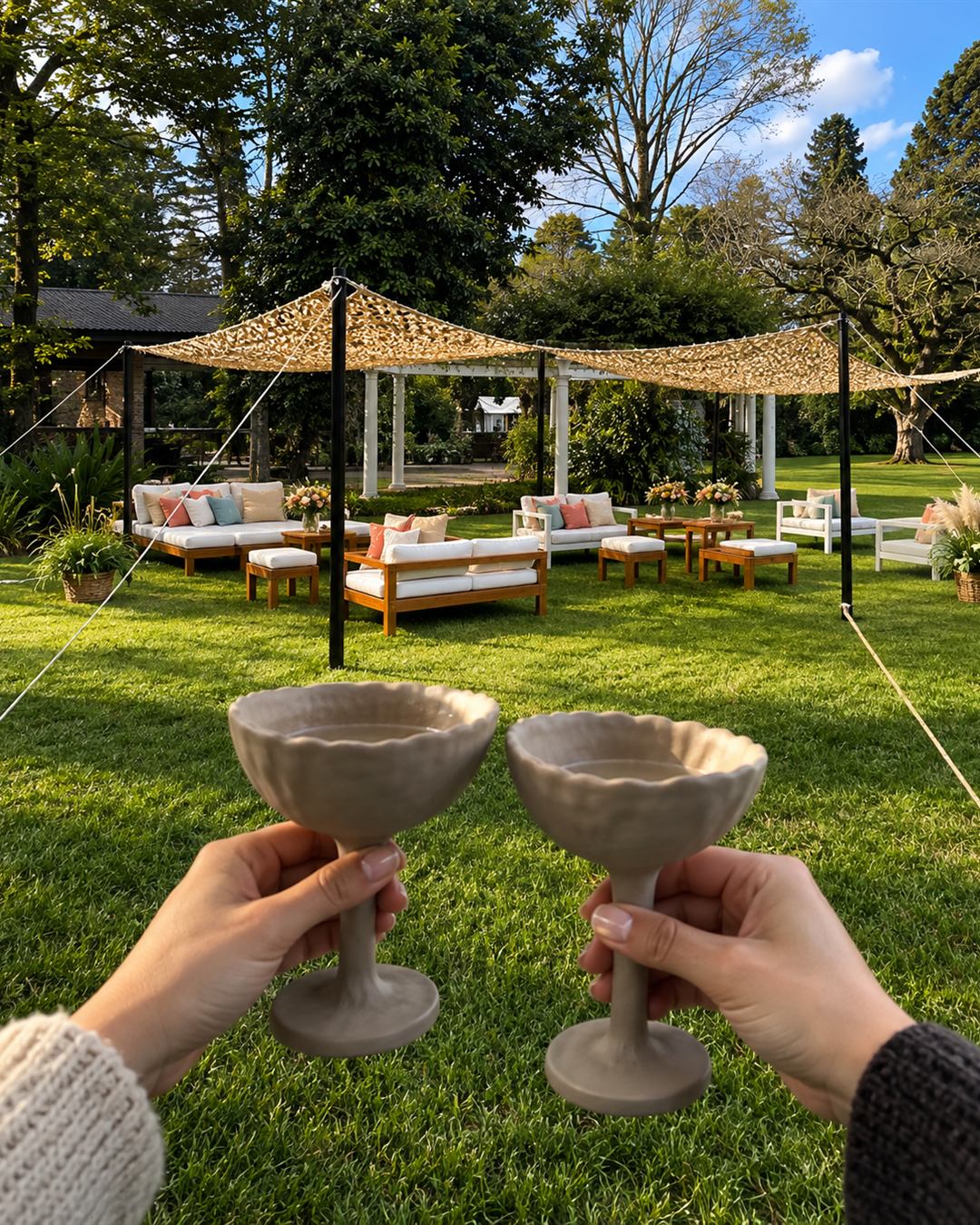 Dos copas de cerámica en un brindis en el jardín de Sendero Leloir