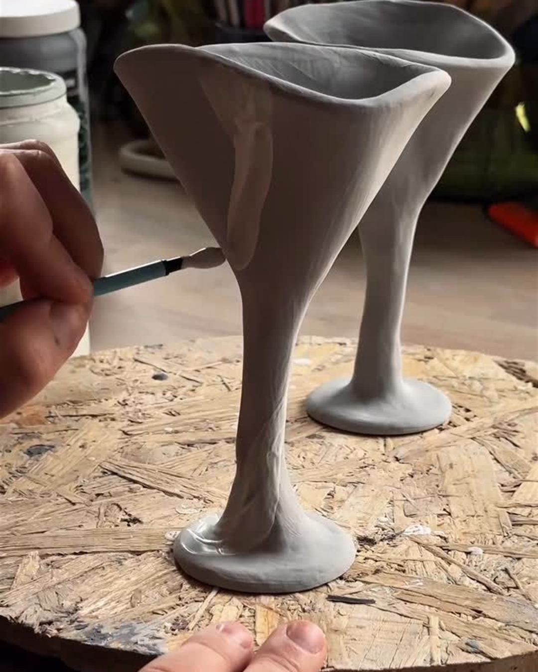 Terminando el detalle de una copa de cerámica en el taller de Sendero Leloir