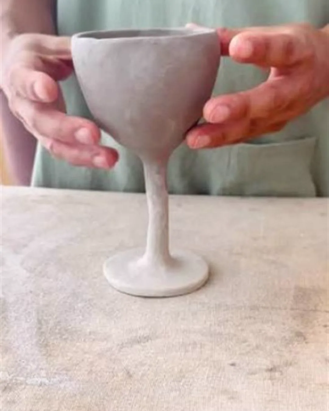 Modelando una copa de vino en arcilla en Sendero Leloir