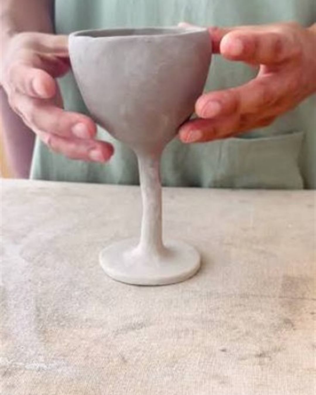 Modelando una copa de vino en arcilla en Sendero Leloir