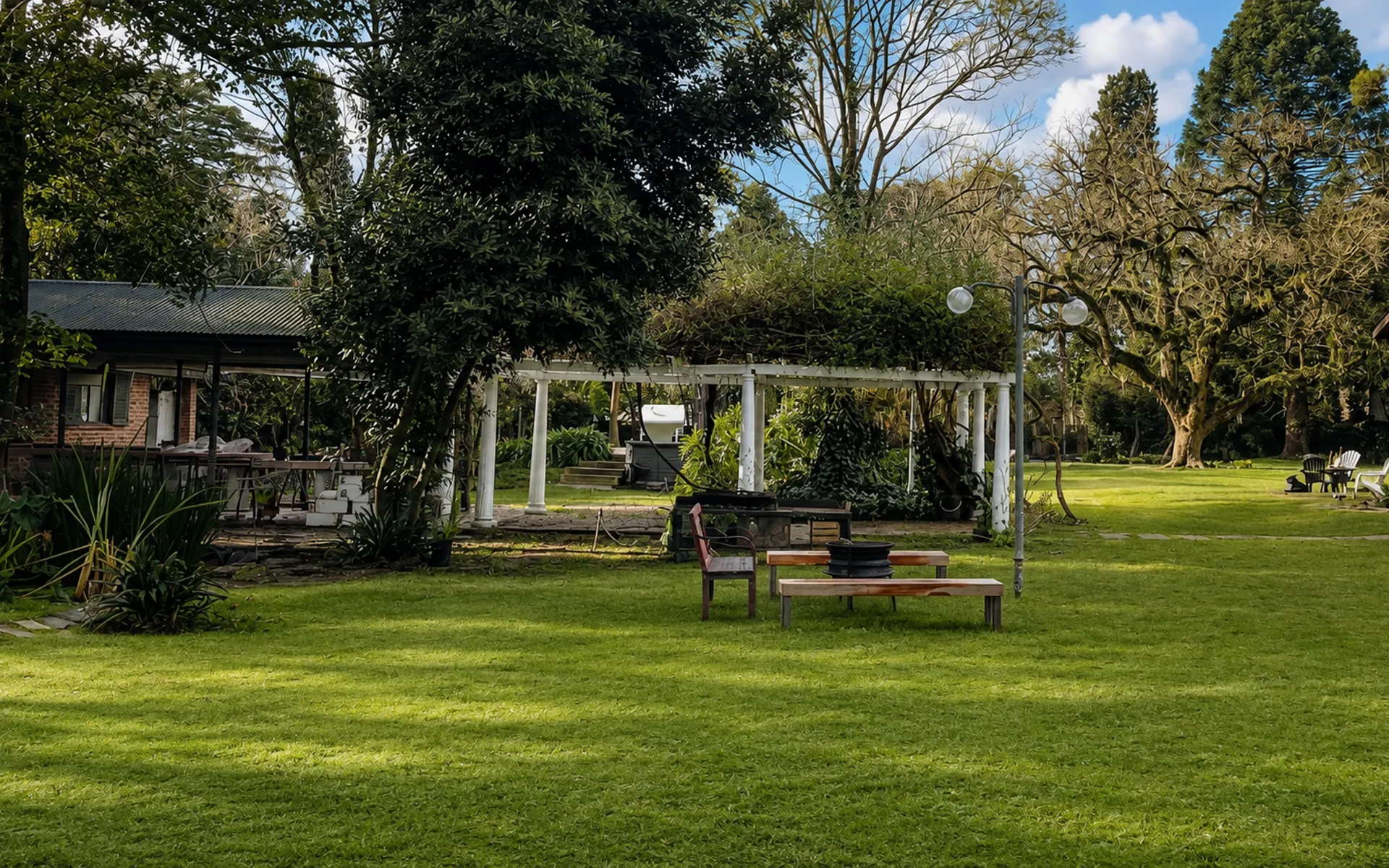 Pérgola y fogonero en el parque de Sendero Leloir
