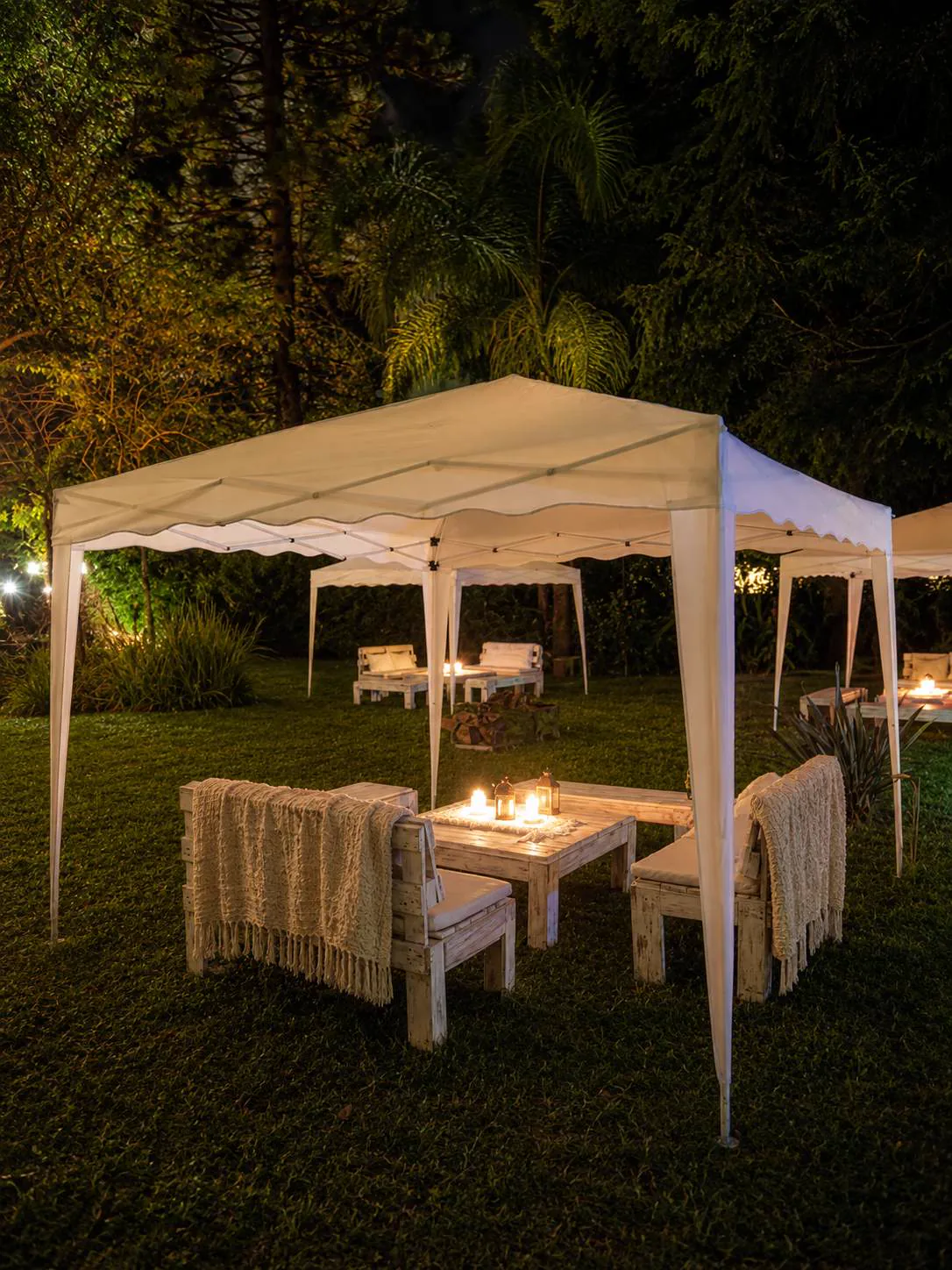 Ambiente nocturno iluminado en el parque de Sendero Leloir