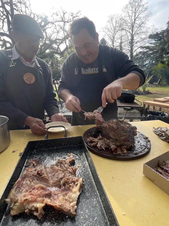 Preparando el fuego para el asado en el parque de Sendero Leloir