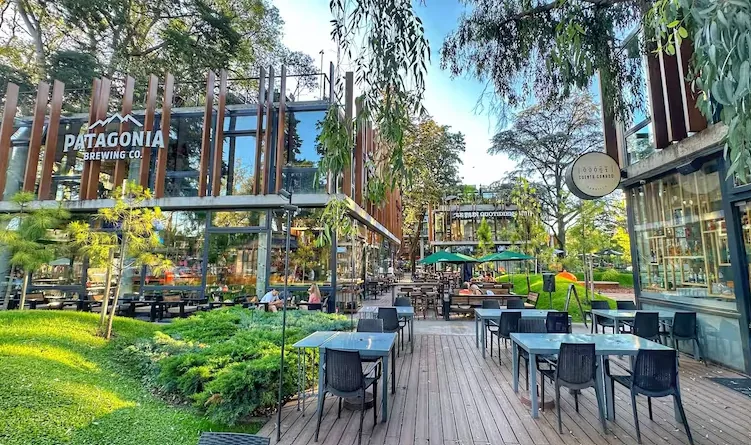 Corredor gastronómico de Thays Parque Leloir, con la cervecería Patagonia